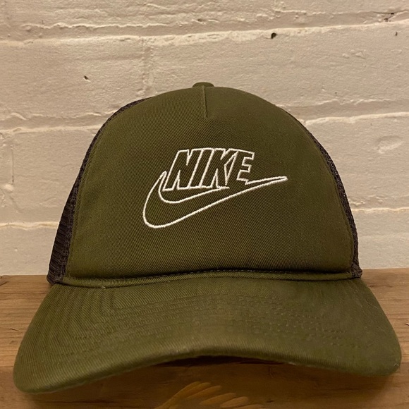 Nike Throwback Classic Trucker Hat - Picture 1 of 4